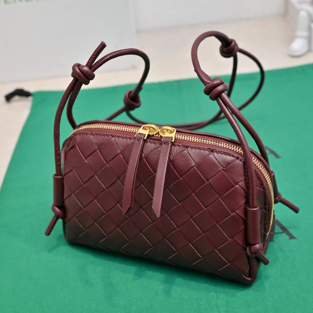 Batch 1260 #Bv The new Concert pouch is the most beautiful and practical mini bag I have ever seen 🎈 The bag body adopts the classic lntrecciato weaving process✅ It is equipped with a leather double-headed zipper, the opening is wide, easy to take and put, the shoulder strap knot can be slid to adjust the length freely, that is, 🉑️crossbody/underarm, and can be used as a clutch bag. Small body, large capacity, so practical! The key is that it is extremely versatile! Come and buy this small, exquisite, beautiful and versatile bag 👍 Model: 4258 Size: 18.5*11.5*8.5